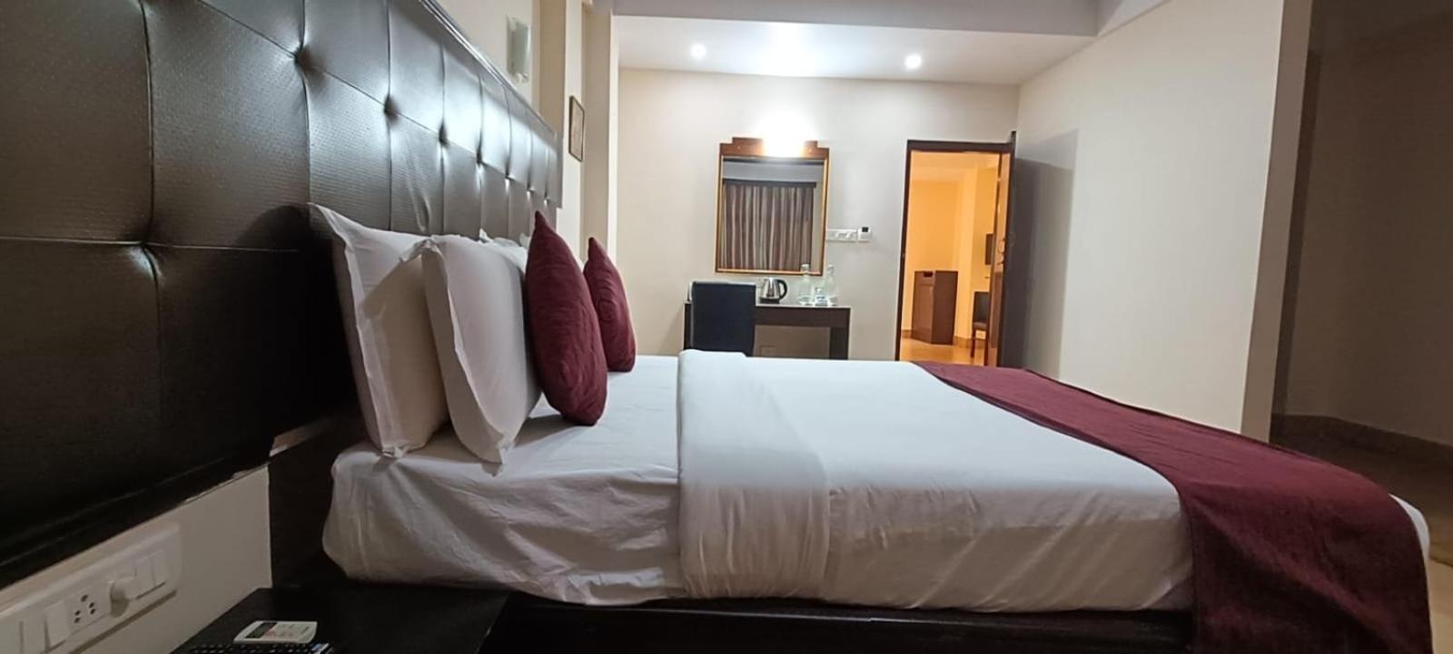Polo Tura Hotel Buitenkant foto