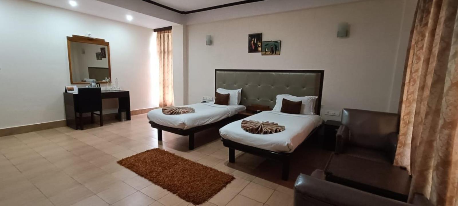 Polo Tura Hotel Buitenkant foto