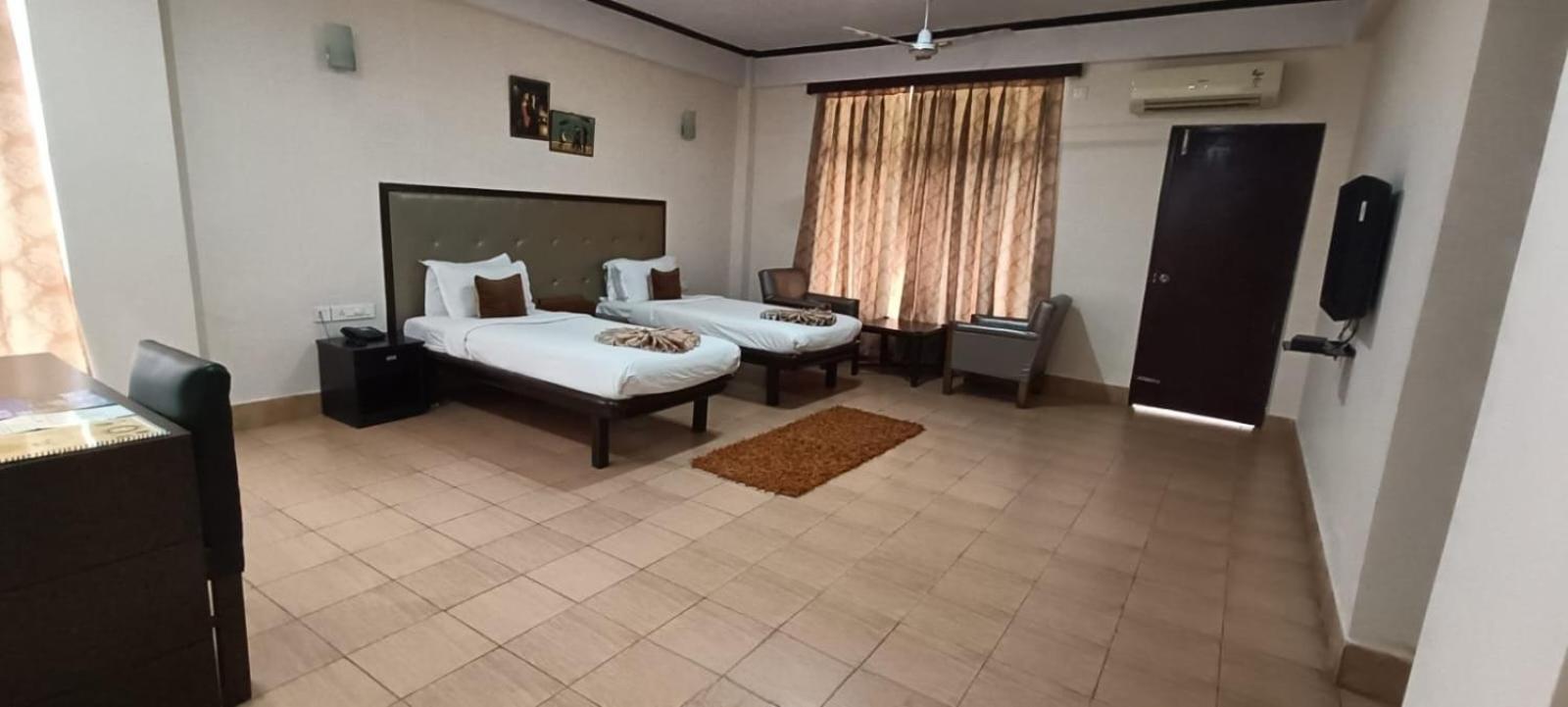 Polo Tura Hotel Buitenkant foto