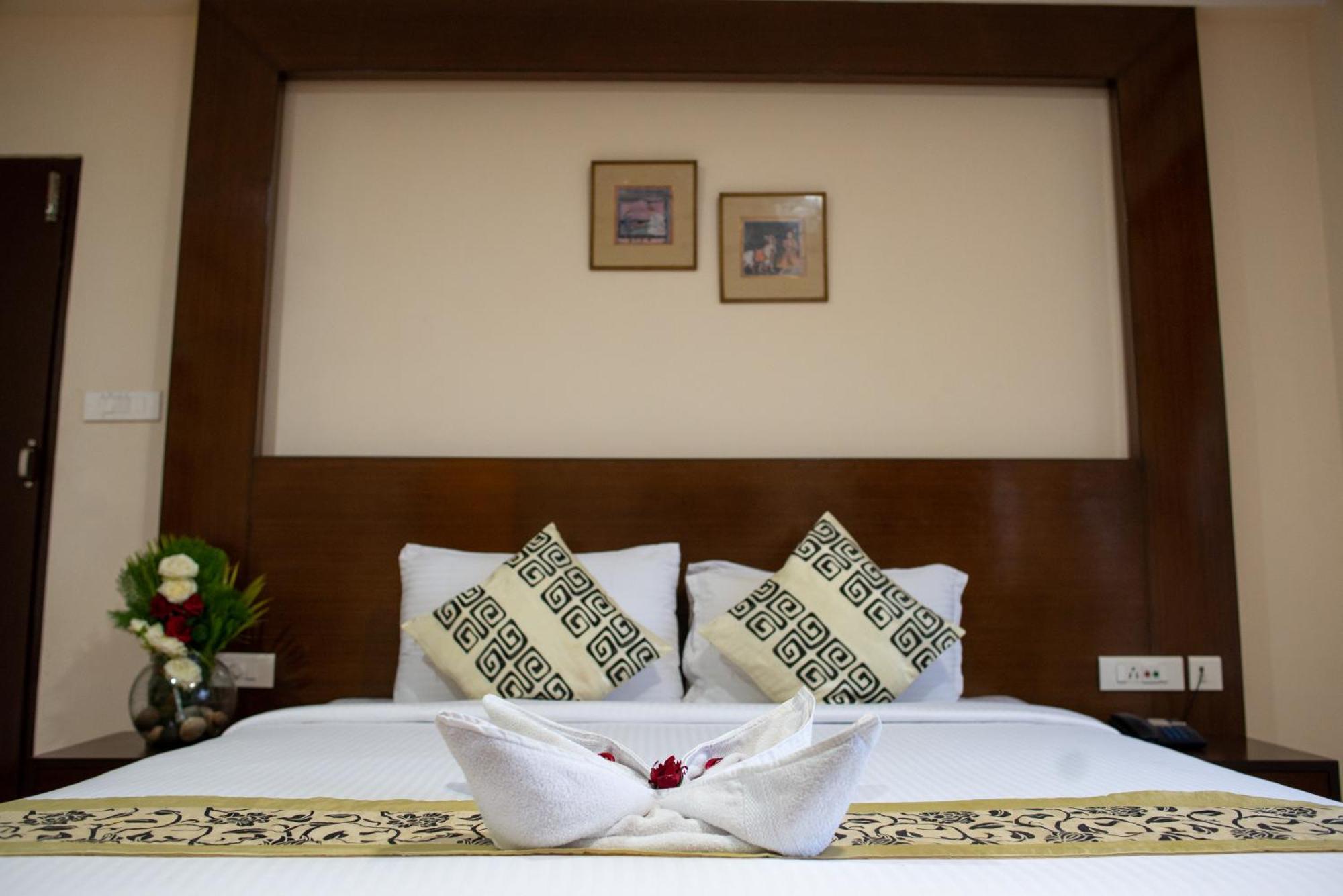 Polo Tura Hotel Buitenkant foto