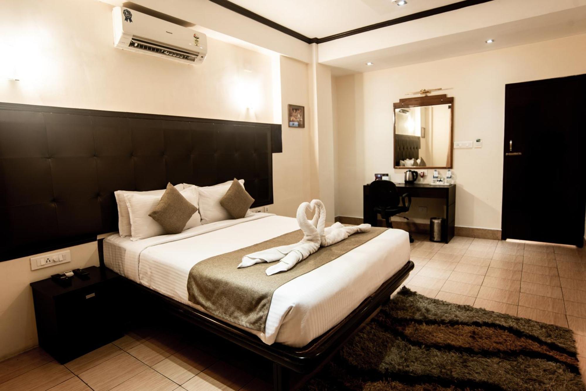 Polo Tura Hotel Buitenkant foto