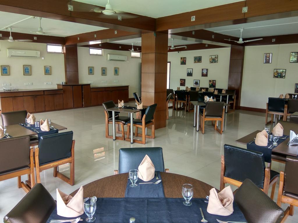 Polo Tura Hotel Buitenkant foto
